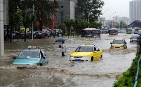 暴雨袭击武汉 市内交通几近瘫痪